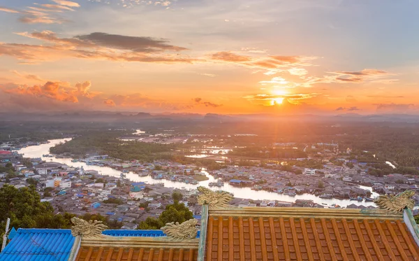 Dorfgemeinschaftshaus entlang des Flusses am Mutseeberg — Stockfoto