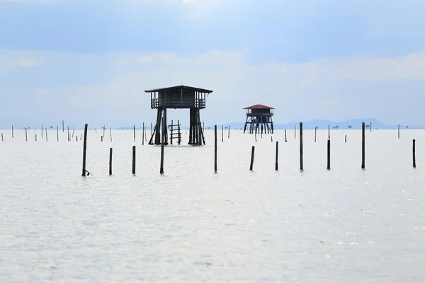 Котедж знаходиться в морі. Розміщення рибалки. Сурат Тані — стокове фото