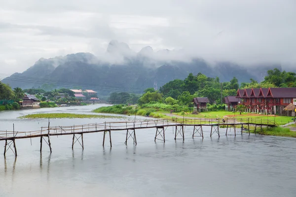 Dřevěný most přes řeku Nam Song v Vang Vieng — Stock fotografie