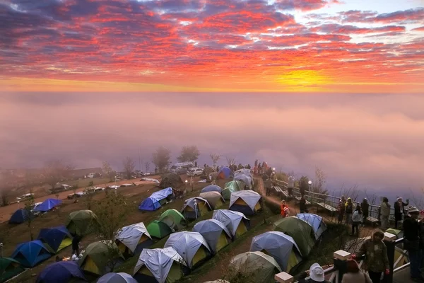 Camping auf dem großen berg in phu tub berk — Stockfoto