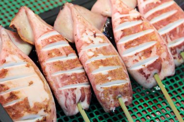 Izgara kalamar, balık pazarında Niigata