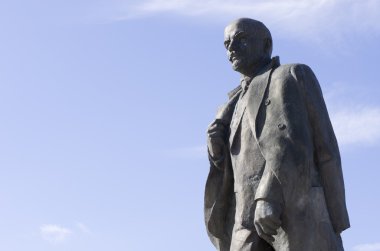 Lenin heykeli görünümünü mavi gökyüzü arka plan üzerinde 