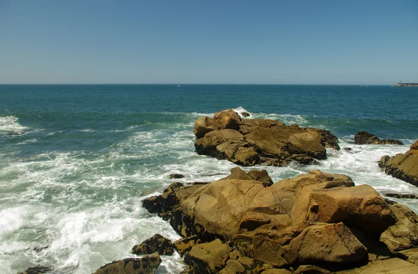 Playa Del Océano Rocoso Durante Día — Foto de Stock