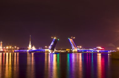 gece şehir manzaralı