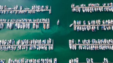 Brighton, Doğu Sussex, İngiltere 'ye yakın park etmiş tekne ve yatlarla dolu rıhtımlar..