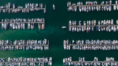 Brighton, Doğu Sussex, İngiltere 'ye yakın park etmiş tekne ve yatlarla dolu rıhtımlar..