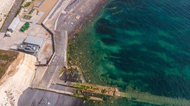 Güneşli ve sakin bir günde Brightno 'daki çakıl taşı plajı, Doğu Sussex, İngiltere.
