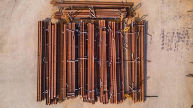 Çelik kirişler, paslı ve temiz. Endüstriyel malikanenin yanındaki Hove, Doğu Sussex, İngiltere..