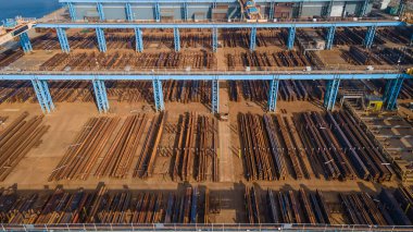 Çelik kirişler, paslı ve temiz. Endüstriyel malikanenin yanındaki Hove, Doğu Sussex, İngiltere..