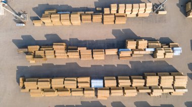 Doğu Sussex, İngiltere 'deki Hove sanayi bölgesinde inşaat malzemelerinin bulunduğu depolama tesisinin hava görüntüsü..