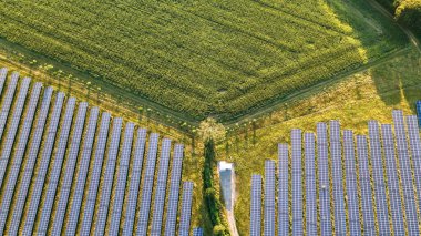 Güneş panelinin akşam güneşindeki güneş ışığındaki hava görüntüsü, Batı Sussex, İngiltere.