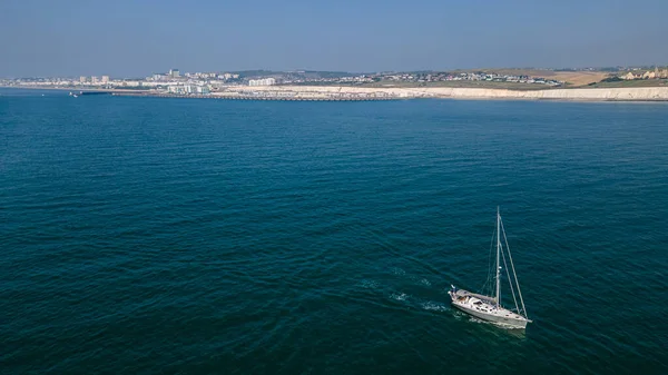 Güneşli bir günde Brighton marinasının arka planında küçük bir tekne, Doğu Sussex, İngiltere.