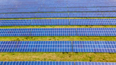 Akşamları güneş enerjisi çiftliği, Batı Sussex, İngiltere alanları..