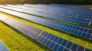 Akşamları güneş enerjisi çiftliği, Batı Sussex, İngiltere alanları..