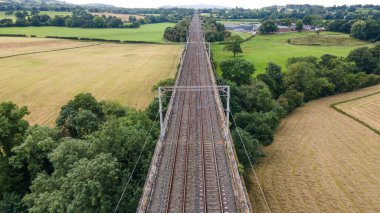 Ladderstile Wood, Derbyshire, İngiltere 'den güzel manzaralı eski tren yolu köprüsü..