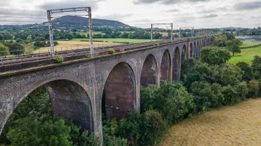 Ladderstile Wood, Derbyshire, İngiltere 'den güzel manzaralı eski tren yolu köprüsü..