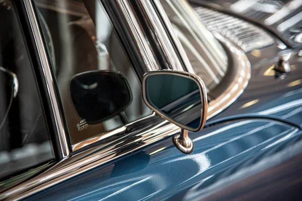 Müzeye park edilmiş lüks klasik arabanın yan aynası..