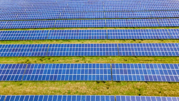 夕方の太陽光発電所 西サセックスのフィールド — ストック写真