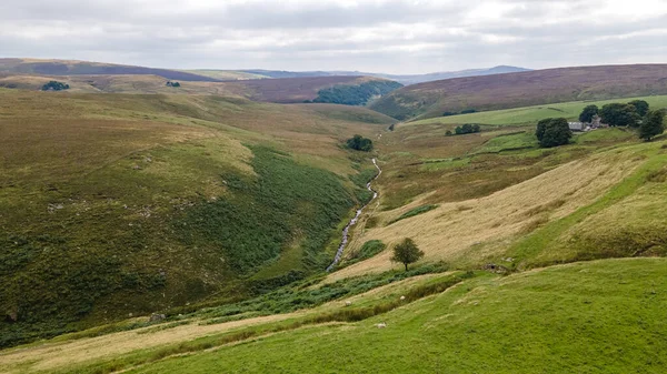 Buxton, İngiltere 'nin Derbyshire' ında karamsar bir günde tarlaların ve akarsuyun havadan görüntüsü..