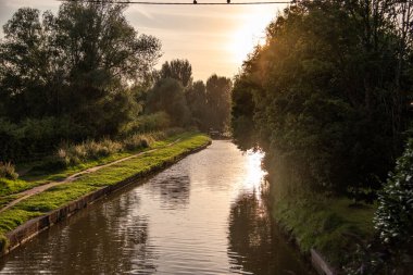 Akşam ışığında Derbyshire, İngiltere 'de su kanalını daralt..