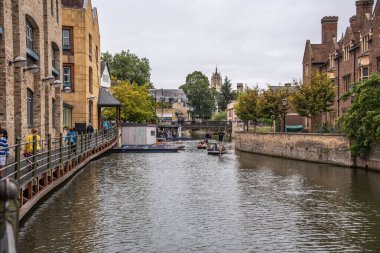 Cambridge 'de bulutlu bir günde nehir, Cambridgeshire, İngiltere.