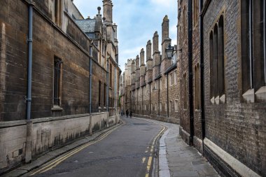 Cambridge sokakları eski tarihi binalarla dolu, Cambridgeshire, İngiltere.