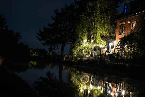 Sandbach, Stafordshire, İngiltere yakınlarındaki dar bir kanalda gece renkleri..