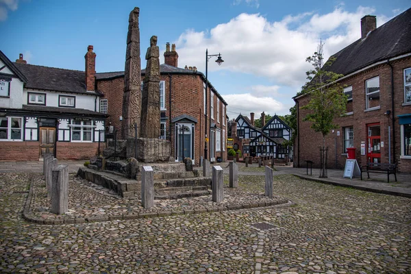İngiltere 'nin Stratford kentindeki küçük Sandbach kasabasının merkezindeki Paving taşları..