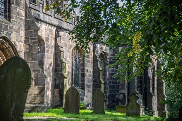 Sandbach, Stratford, İngiltere 'de küçük bir kasabadaki eski bir taş şapelin manzarası..