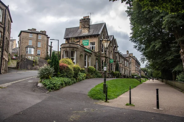 Buxton 'daki eski bina bulutlu bir gün, Derbyshire, İngiltere.