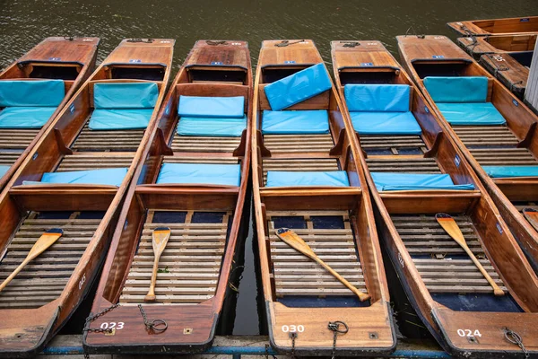 Cambridgeshire, İngiltere 'de bulutlu bir günde Cambridge' de nehrin yukarısına parkettiler..