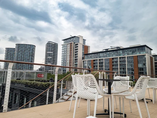 Megapolis manzaralı çatı üstü restoranında masa ayarları