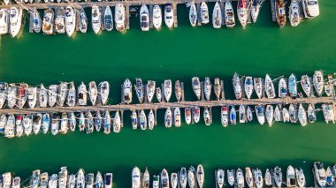 Brighton Limanı 'ndaki park halindeki teknelerin hava görüntüsü..