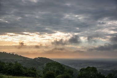 Alçak asılı bulutlarla dolu bir tepede tüm gece Batı Sussex, İngiltere.