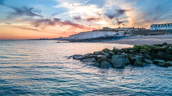 Falésias Praia Pela Pequena Cidade Rottington Reino Unido — Fotografia de Stock