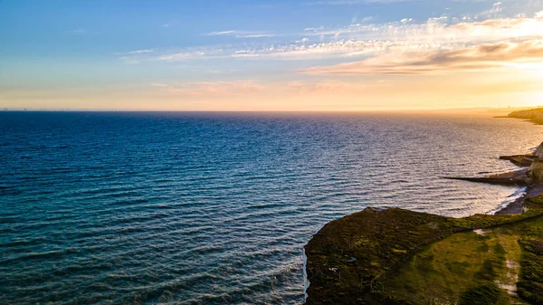 Manzaralı uçurumların havadan görünüşü, Brighton, İngiltere.