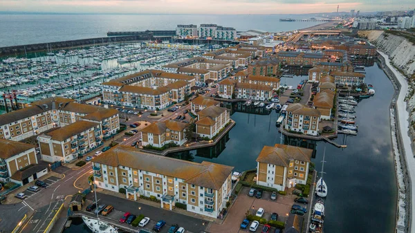 Brighton ve Hove, İngiltere 'deki liman ve evlerin hava manzarası..