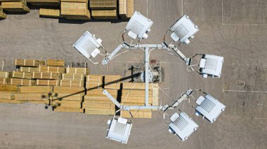 Rıhtımdaki ahşap deponun hava görüntüsü..