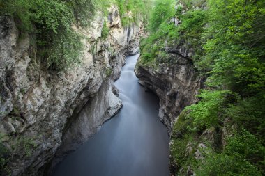Vadiye bir dağ nehir