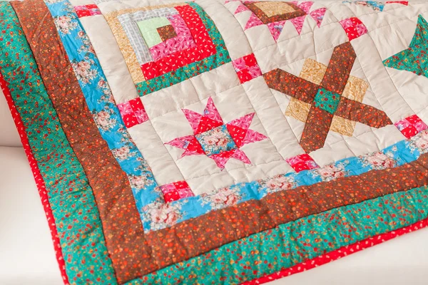 Couette en patchwork. Une partie de patchwork quilt comme fond. Fait à la main — Photo