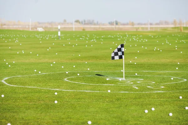 Lapangan golf. Bola untuk golf dan lubang dengan bendera . — Stok Foto