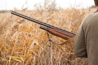 avcı silah tutar. avcılık adam. kuşlar için avcılık.