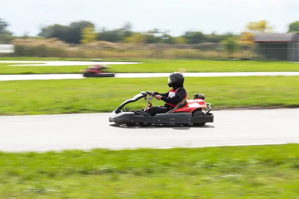 Kartings에 경주 한다입니다. 카트입니다. 자동차 경주. — 스톡 사진