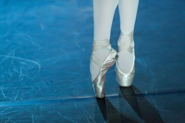 Lago dos cisnes de ballet. declaração de ballet. bailarinas no movimento . — Fotografia de Stock