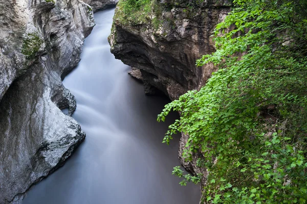 Горная река в ущелье — стоковое фото