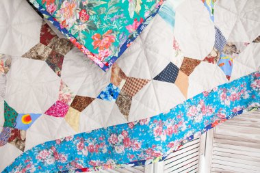 Patchwork Yorgan. Patchwork yorgan arka plan olarak bir parçası. Çiçek p