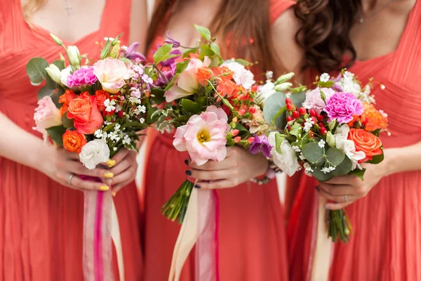 Brautjungfern halten Blumensträuße in der Hand. — Stockfoto