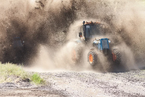 Yarış kuralları olmadan. Yarış traktör üzerinde.