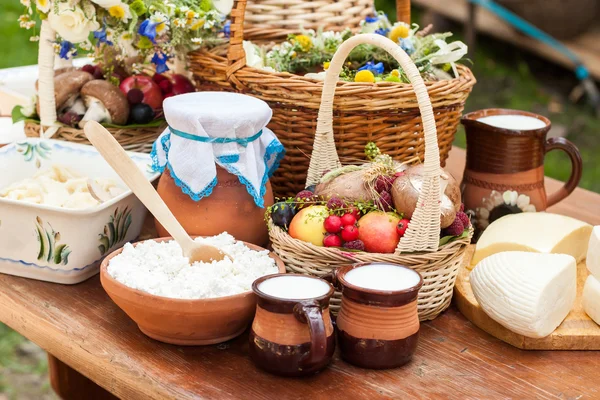 Süt ürünleri ahşap masada..