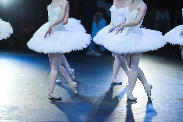 Lago de cisne de ballet. declaración. Bailarinas en el movimiento . — Foto de Stock